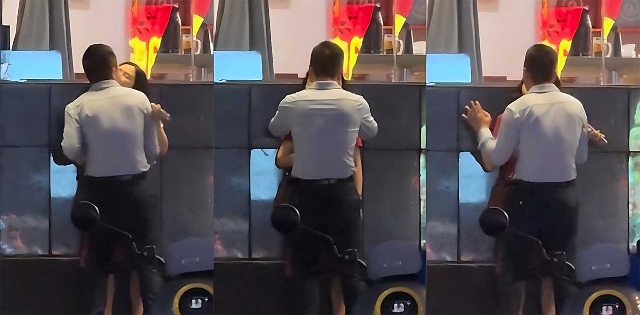 山东某饭店门口 俩中年老同学情不自禁当街热吻 同学聚会果然是出轨高发地！